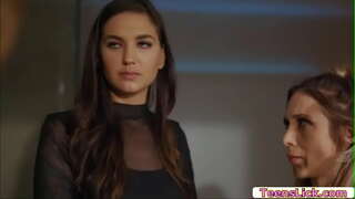 Charlotte Stokely di soddisfare i suoi bisogni e anche lei aiutare Silvia Saige