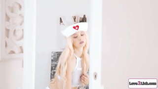 Kleng Titten Blondine verkleet sech als Infirmière fir e Rollenspiel.Si këmmert sech ëm Hir vollbusigen gf a leckt an Hir Fanger Fotze.Si facesits Dir als shes umrandeten