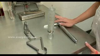 Medicinska sestra z neutrudnim rit poje petelin