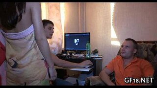 Bella teen ragazza si trova doggy moda