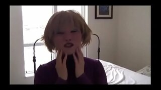 Boireannach a &#039;cur air boireann mask a&#039; cluich le dildo