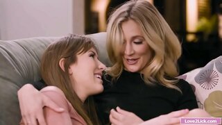 Matrigna ottiene il suo culo diteggiatura e leccare da figliastra