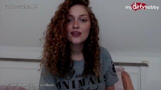 Vroče nemški amaterski babe uporablja maščobe dildo, da se raztezajo njeni tesen muco in glasno stoka, dokler je cums